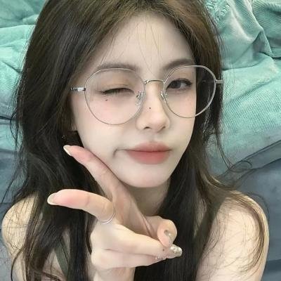 穿黄睡衣的女孩